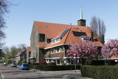 914135 Gezicht in de H.F. van Riellaan te Utrecht, met de Tuindorpkerk (H.F. van Riellaan 5a). Rechts de ingang van de ...